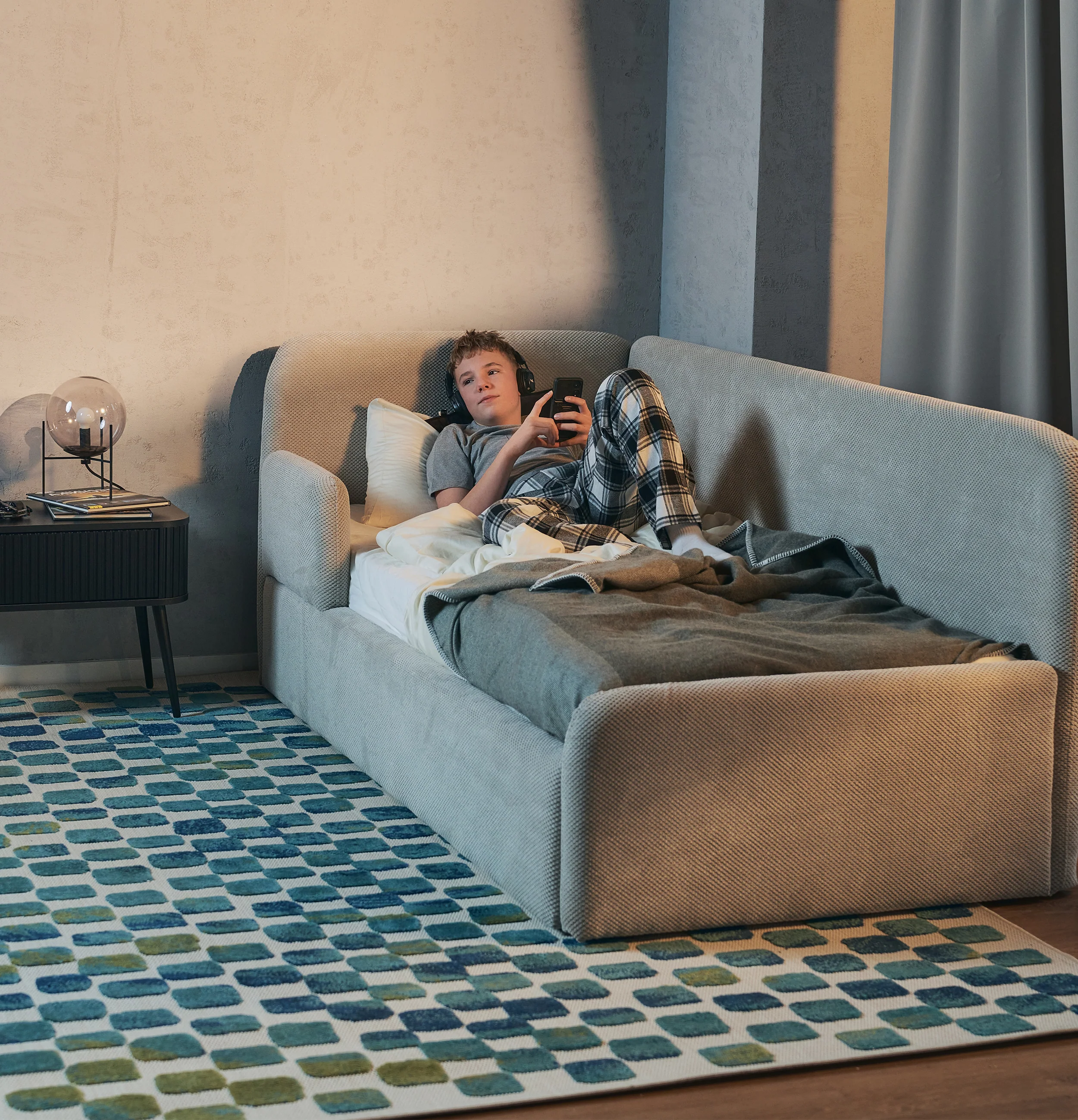Łóżko młodzieżowe 90x200 cm Fanklo lewostronne z pojemnikiem i barierkami szarobeżowe plusz hydrofobowy - Image 6