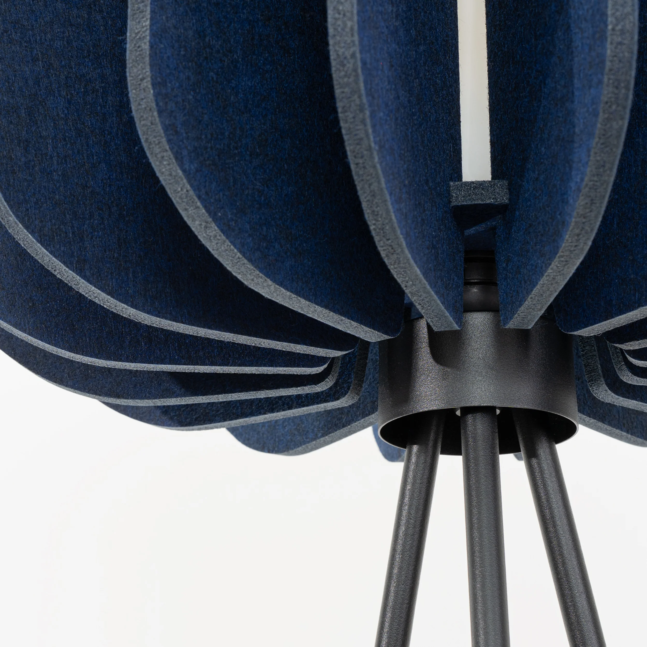 Lampa podłogowa z filcu Mula 45 cm granatowa - Image 8