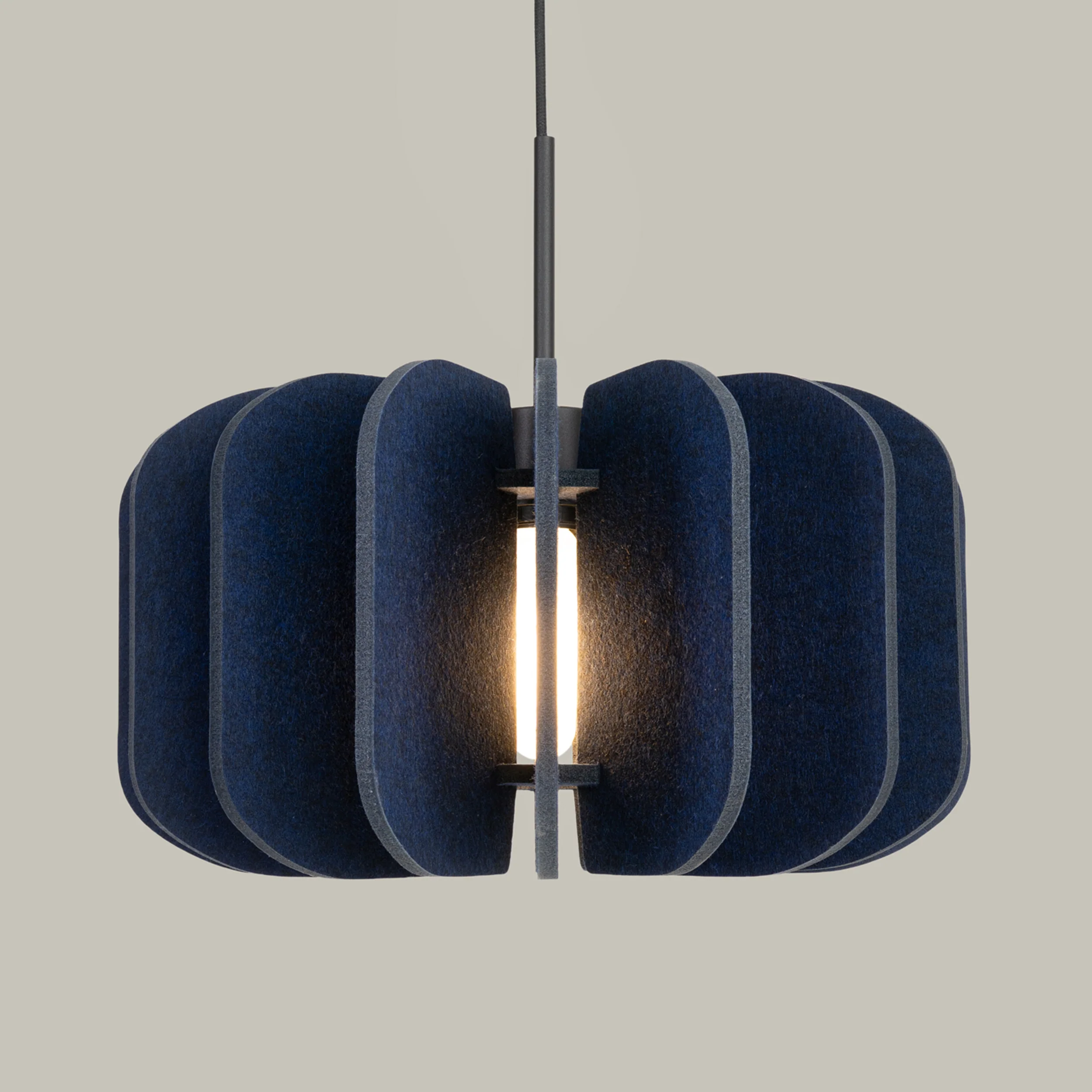 Lampa wisząca z filcu Mula 45 cm granatowa - Image 10