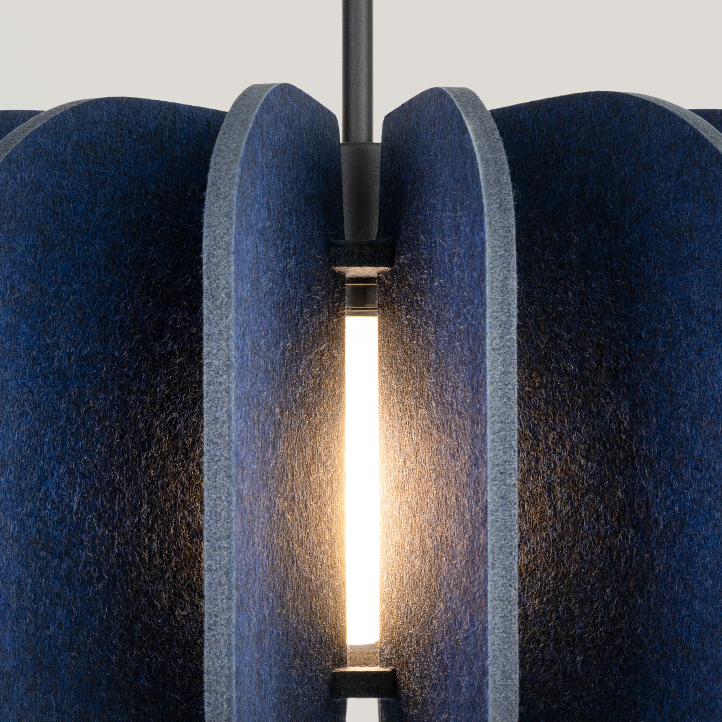 Lampa wisząca z filcu Mula 45 cm granatowa - Image 9