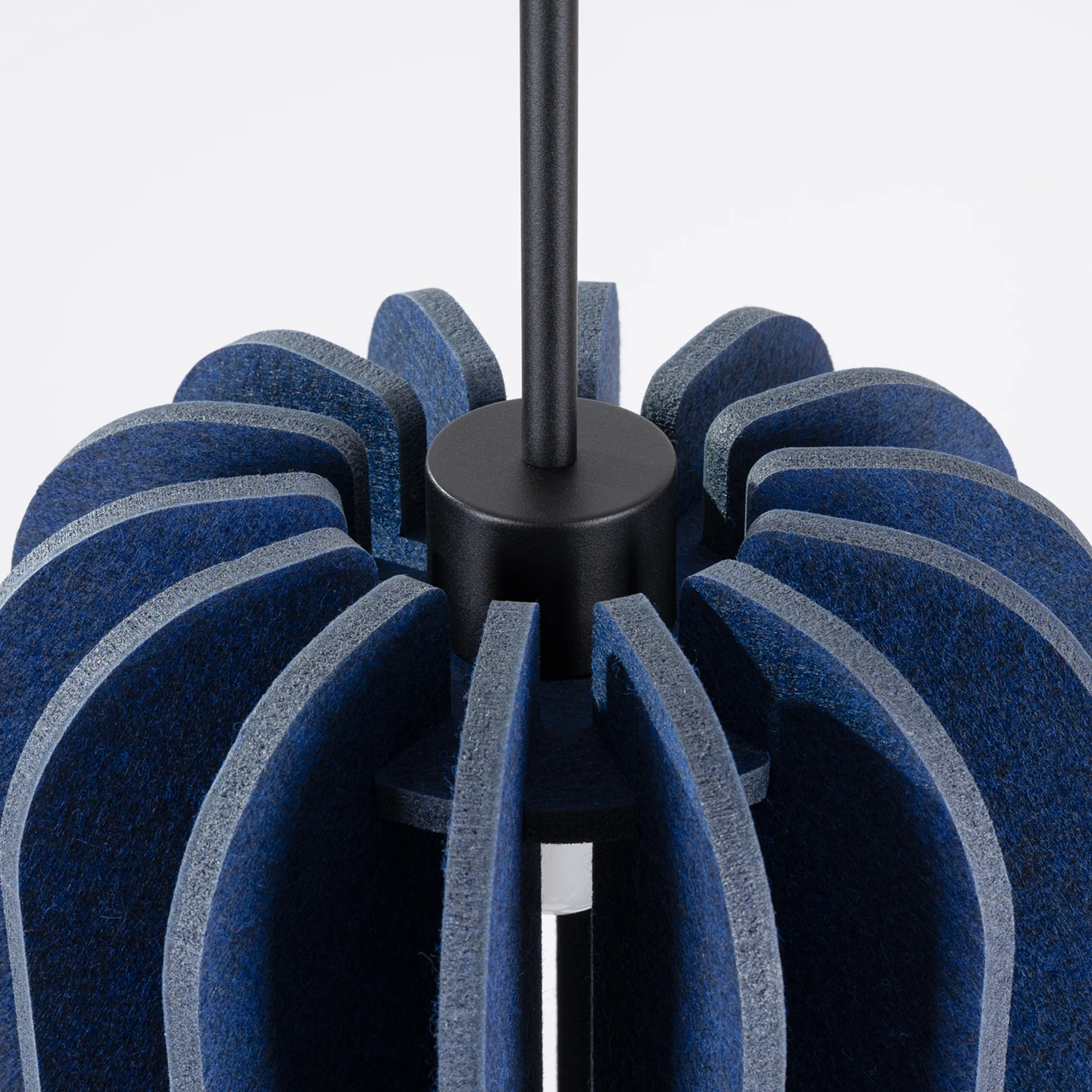 Lampa wisząca z filcu Mula 27 cm granatowa - Image 12