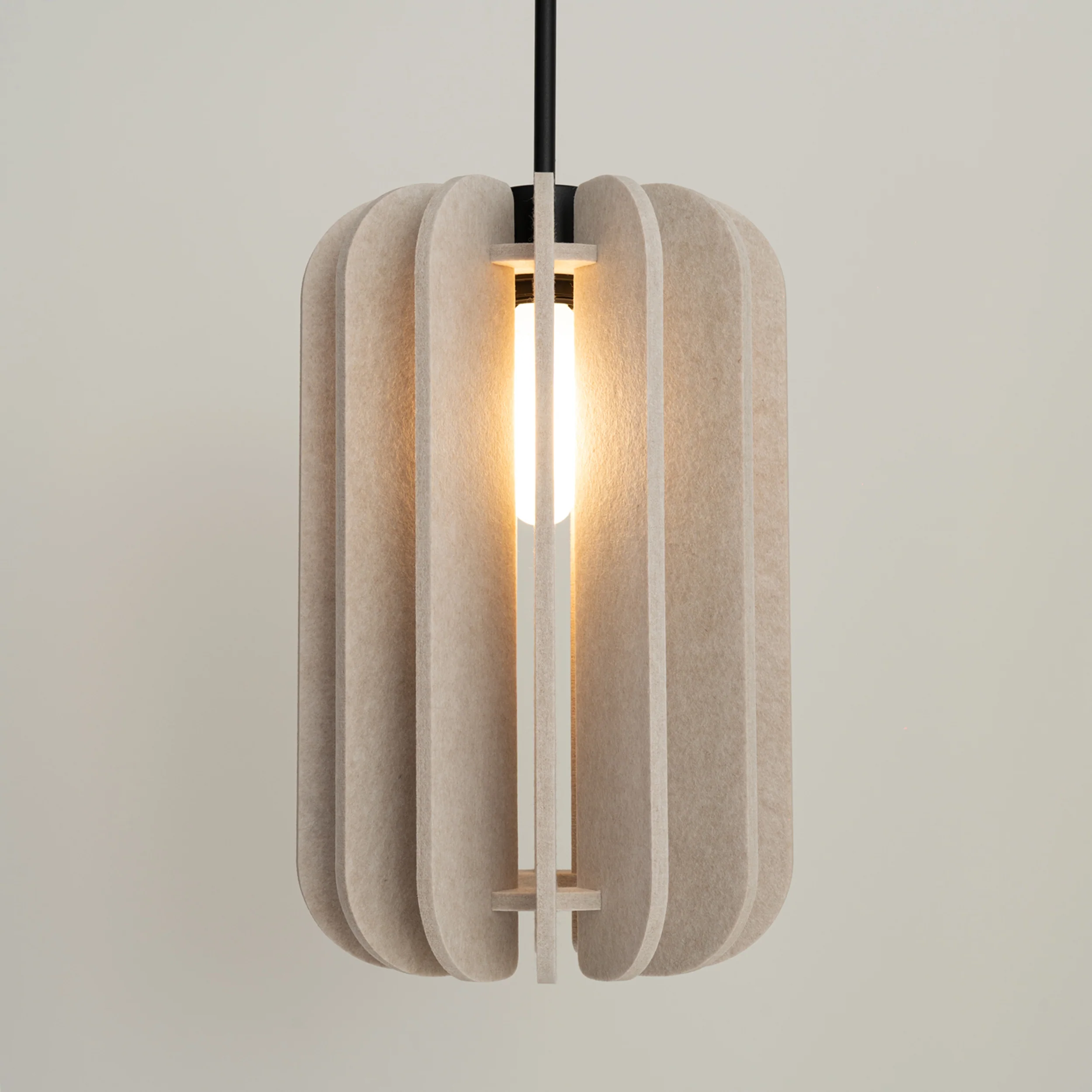 Lampa wisząca z filcu Mula 27 cm beżowa - Image 10