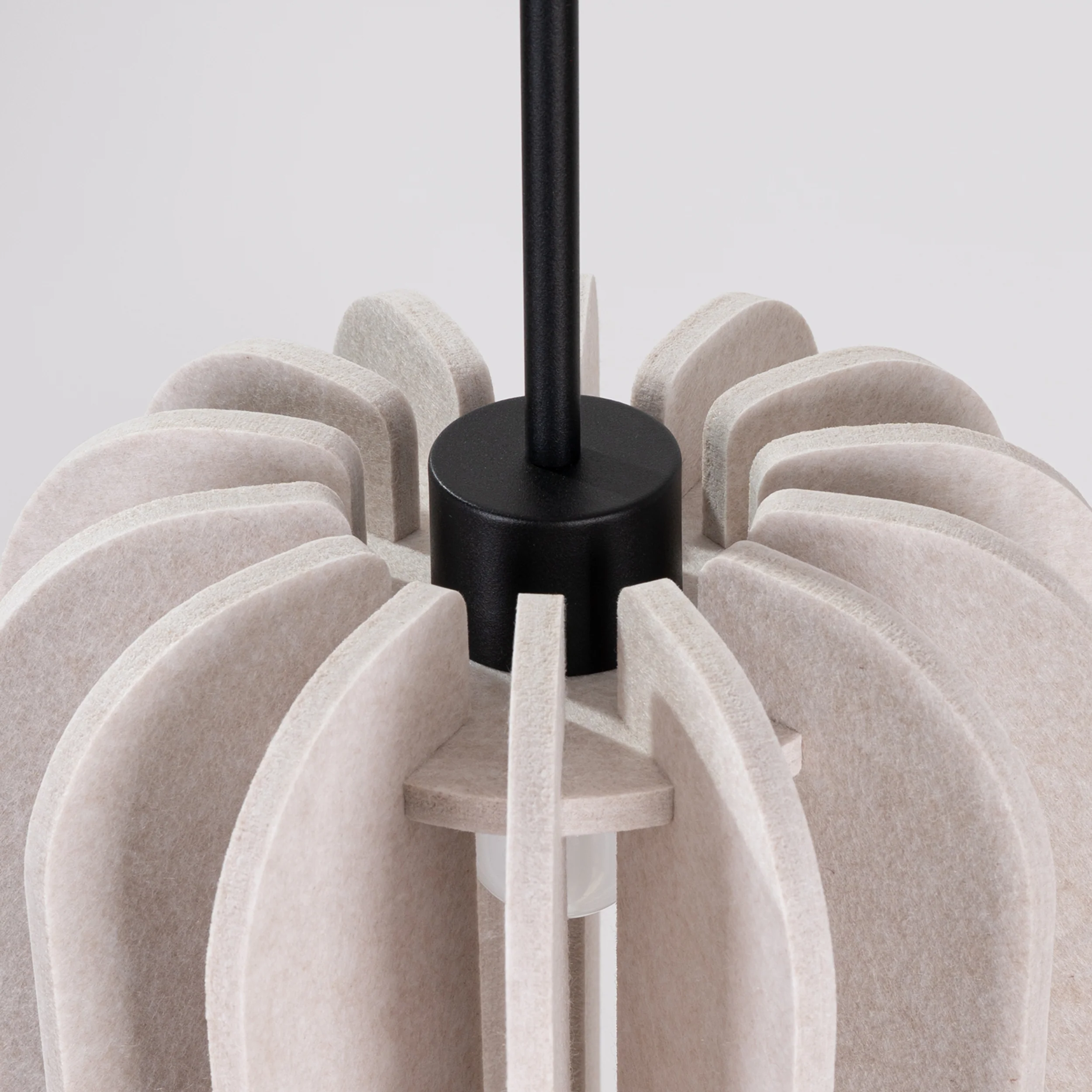 Lampa wisząca z filcu Mula 27 cm beżowa - Image 7
