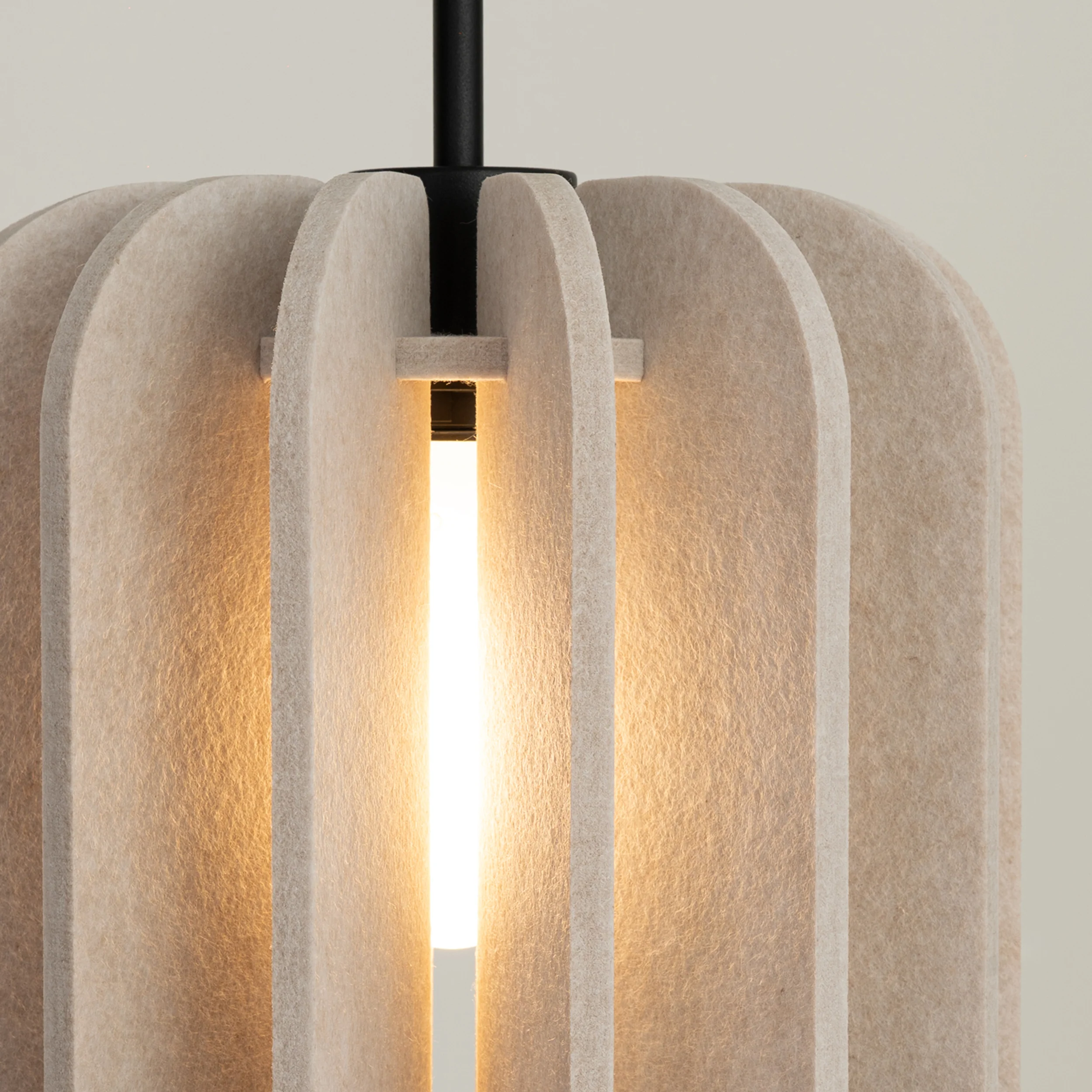 Lampa wisząca z filcu Mula 27 cm beżowa - Image 9