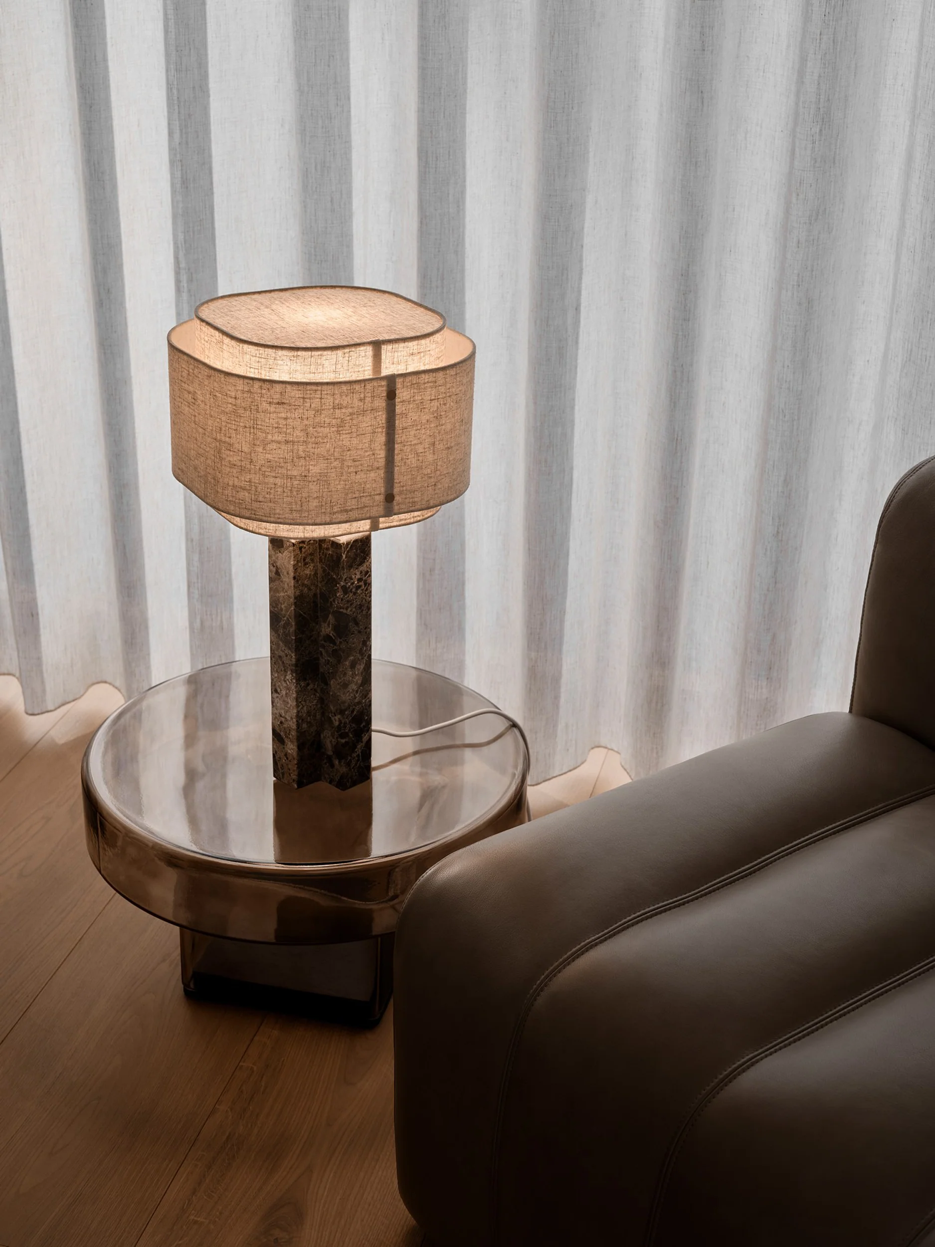 Lampa stołowa Takai z marmurową podstawą i lnianym abażurem - Image 7