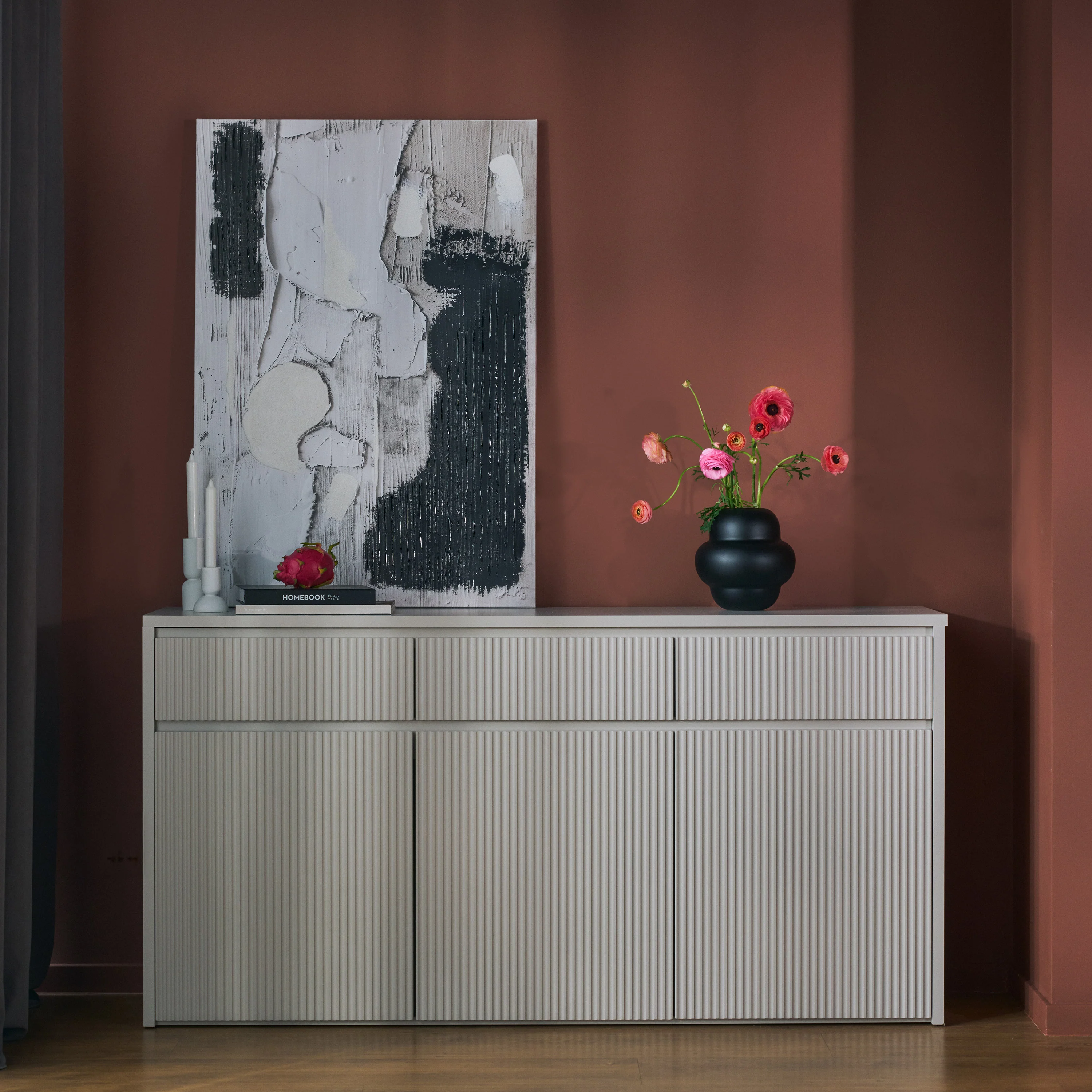 Komoda trzydrzwiowa Vemmi z trzema szufladami 155 cm z ryflowanym frontem kaszmir - Image 2