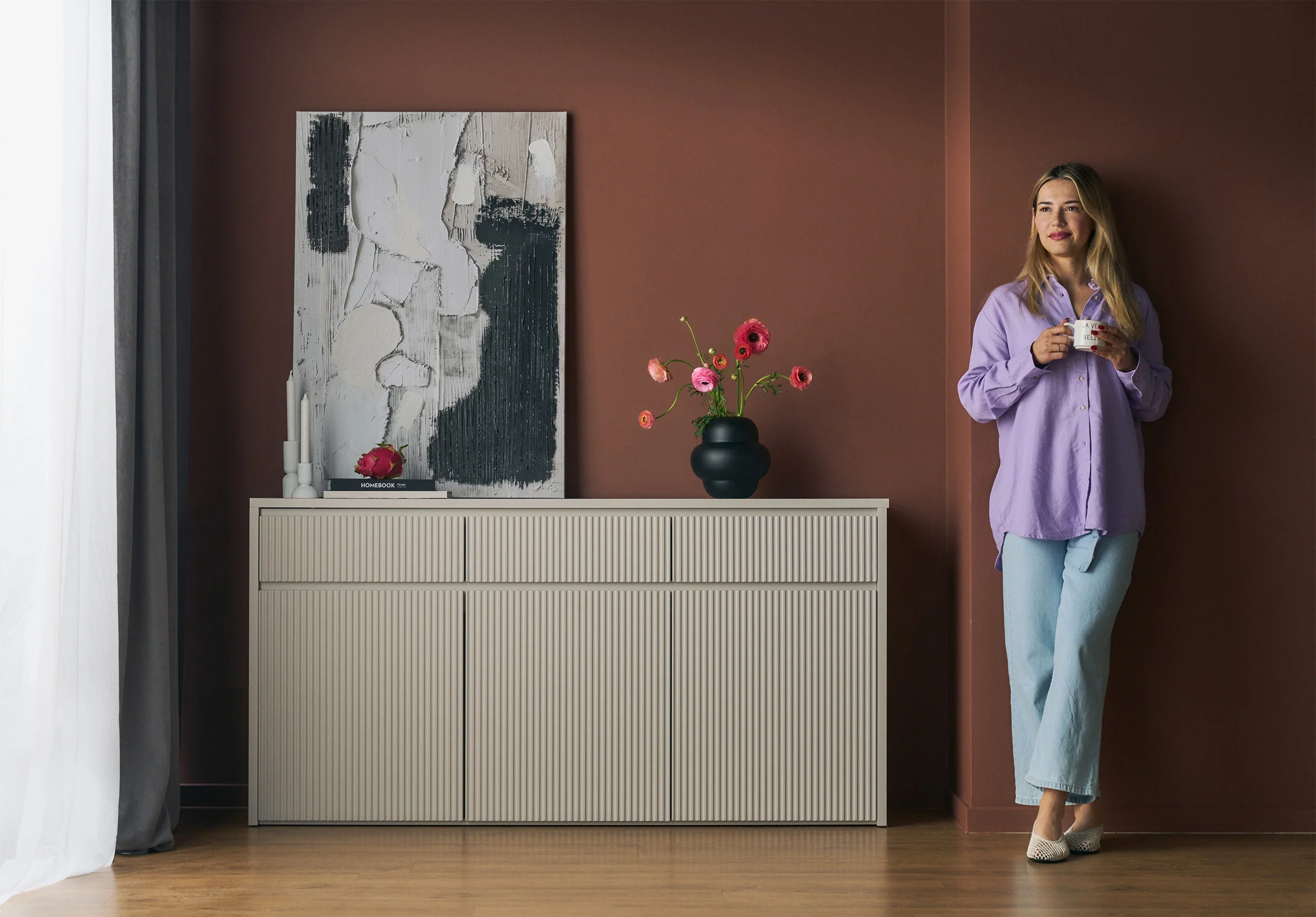 Komoda trzydrzwiowa Vemmi z trzema szufladami 155 cm z ryflowanym frontem kaszmir - Image 7