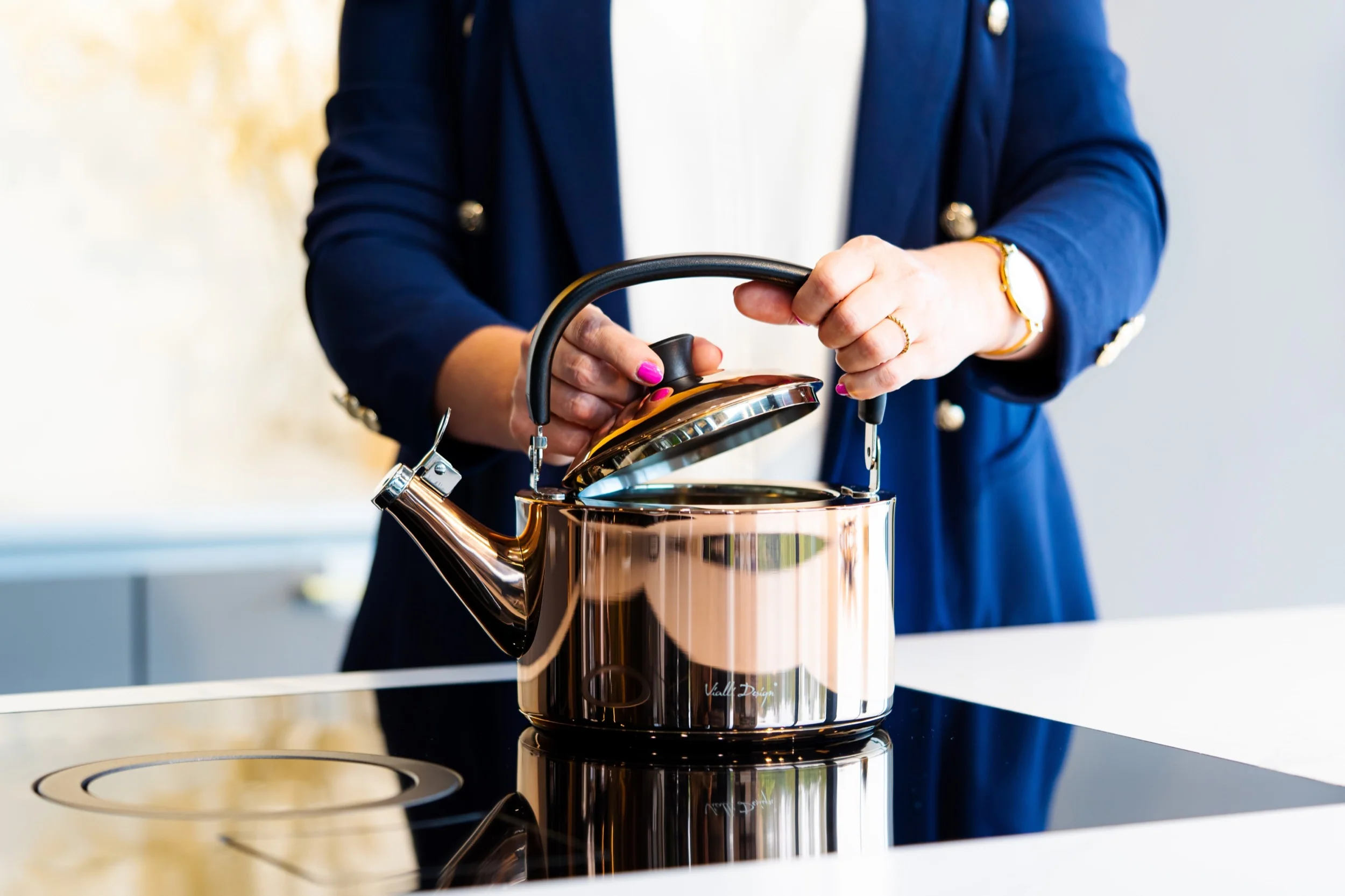 Czajnik Diamante 1,5L z gwizdkiem różowe złoto polerowany - Image 5