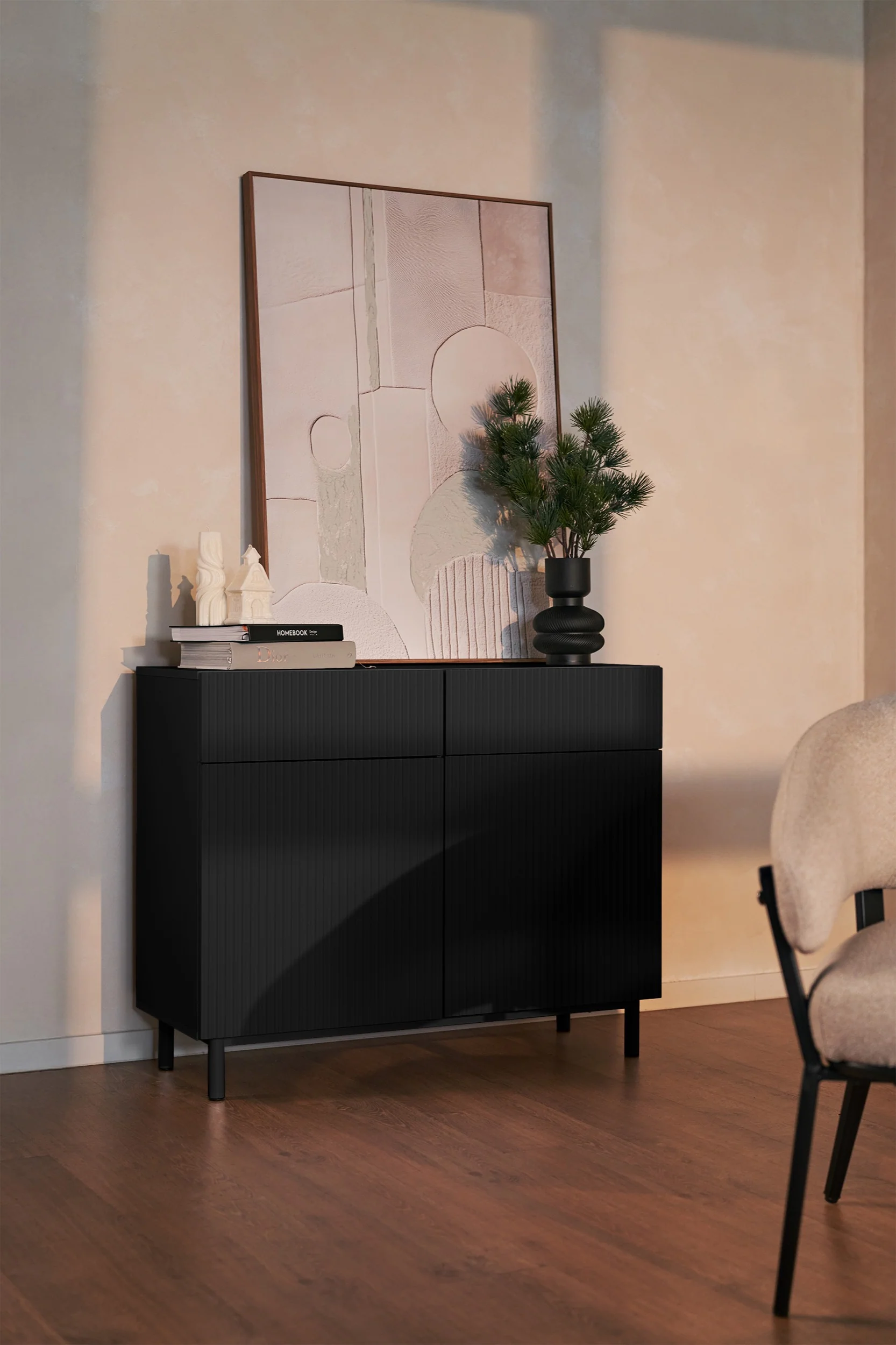 Komoda dwudrzwiowa Veldio New z frezowanym frontem i dwiema szufladami 100 cm czarna - Image 4