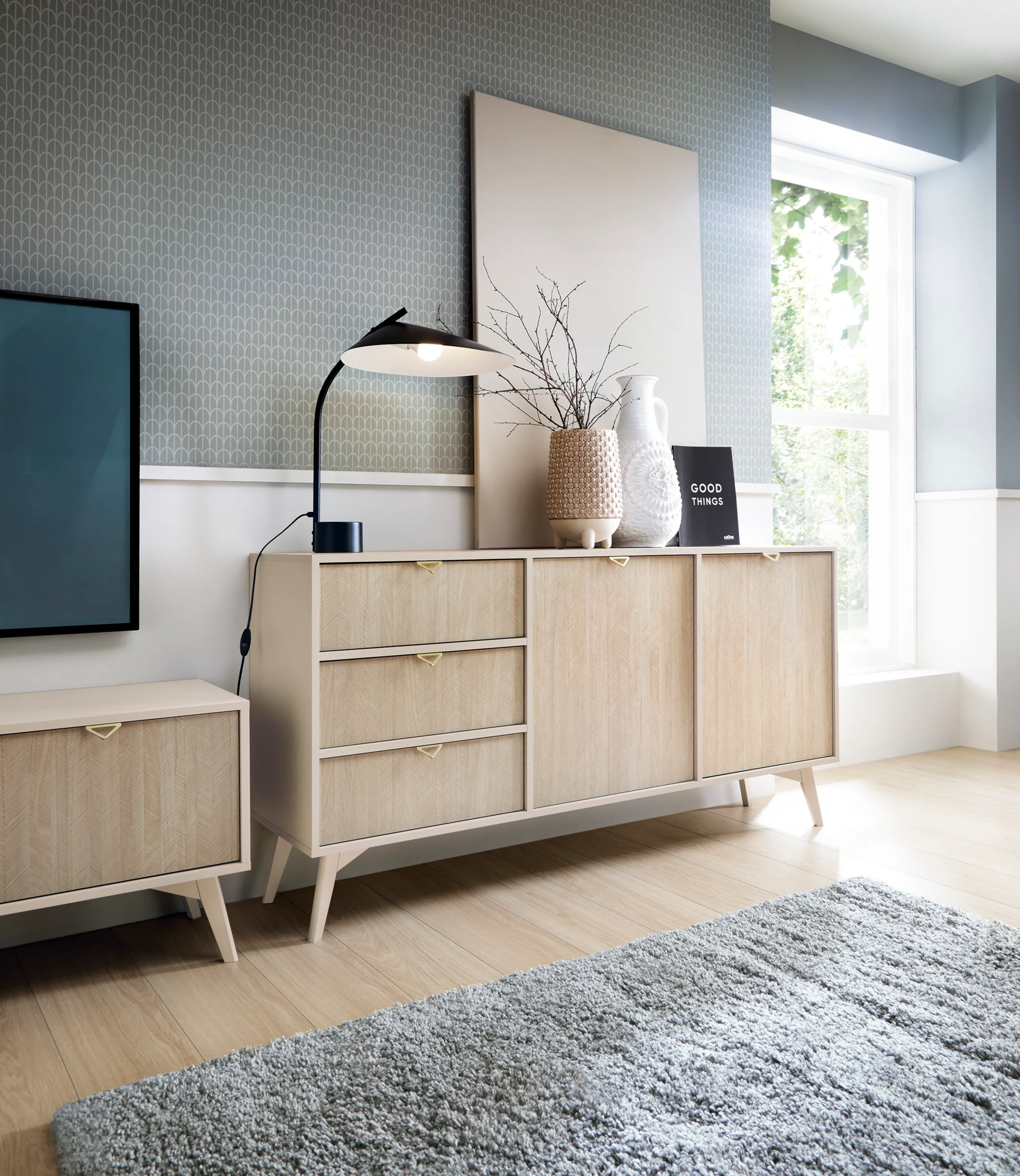 Komoda Favoria dwudrzwiowa z szufladami 158 cm beżowa/jodełka scandi ze złotymi uchwytami - Image 2
