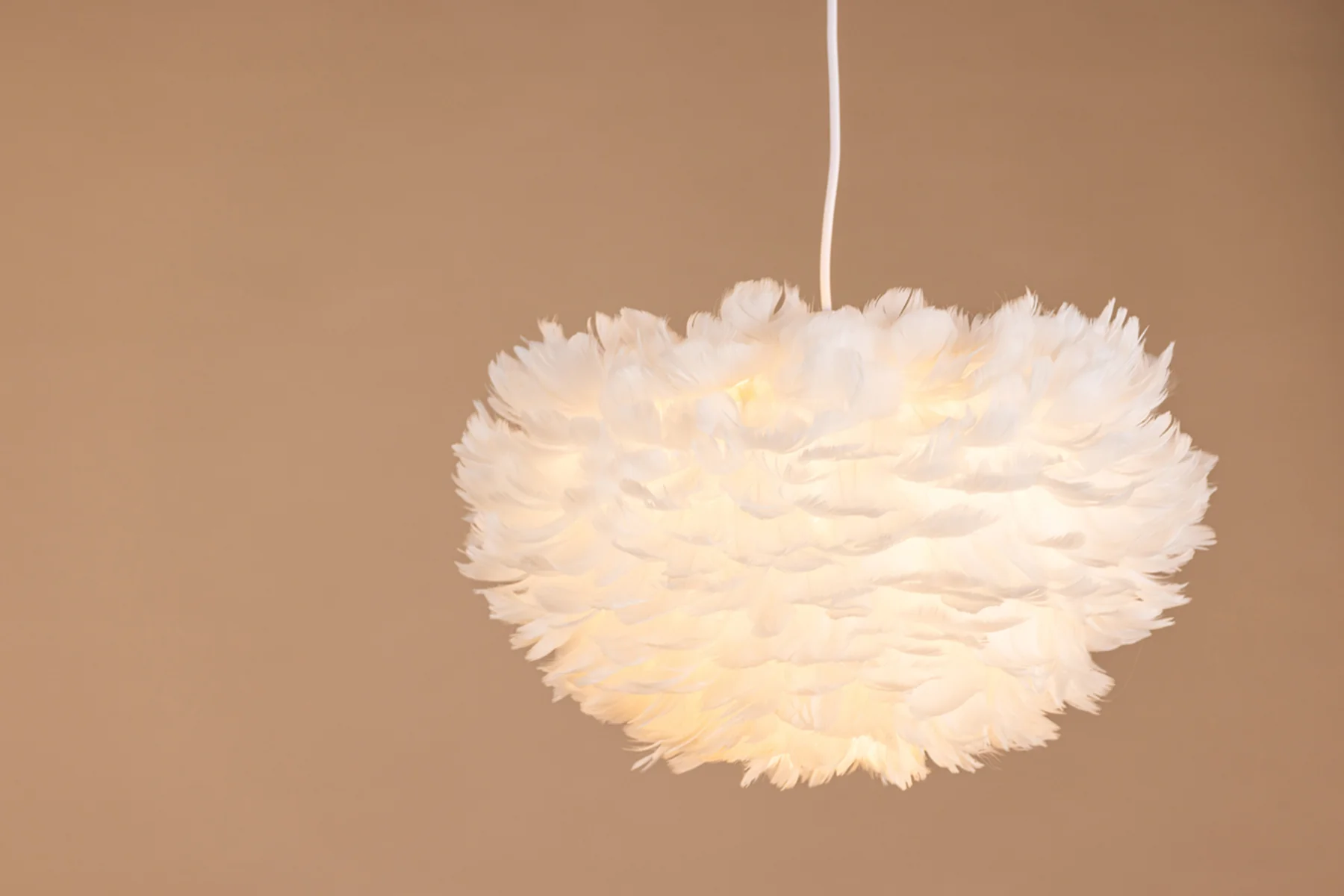 Lampa sufitowa Nicola średnica 45 cm białe pióra - Image 3