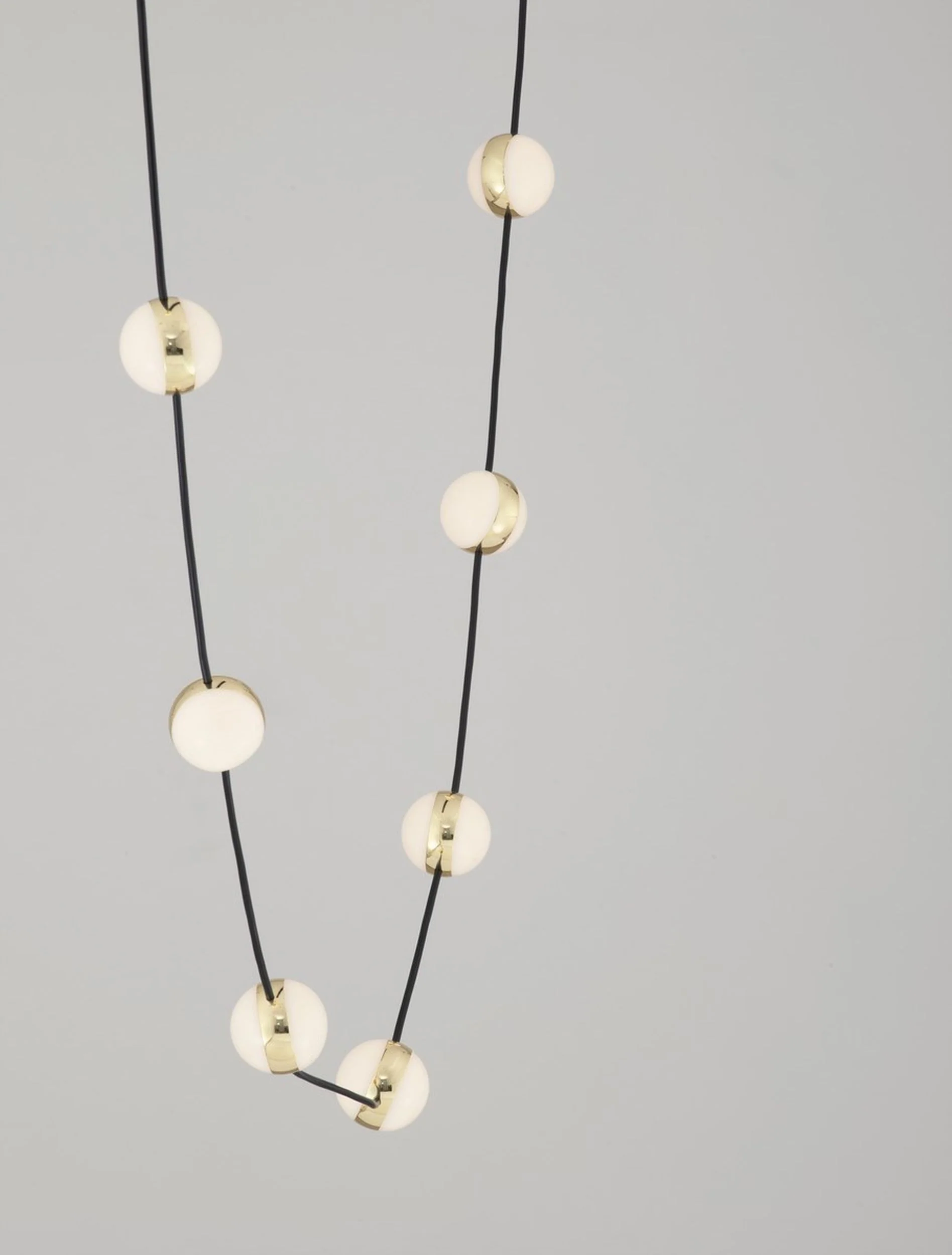 Lampa wisząca Systally LED 160 cm złoto-czarna girlanda - Image 6