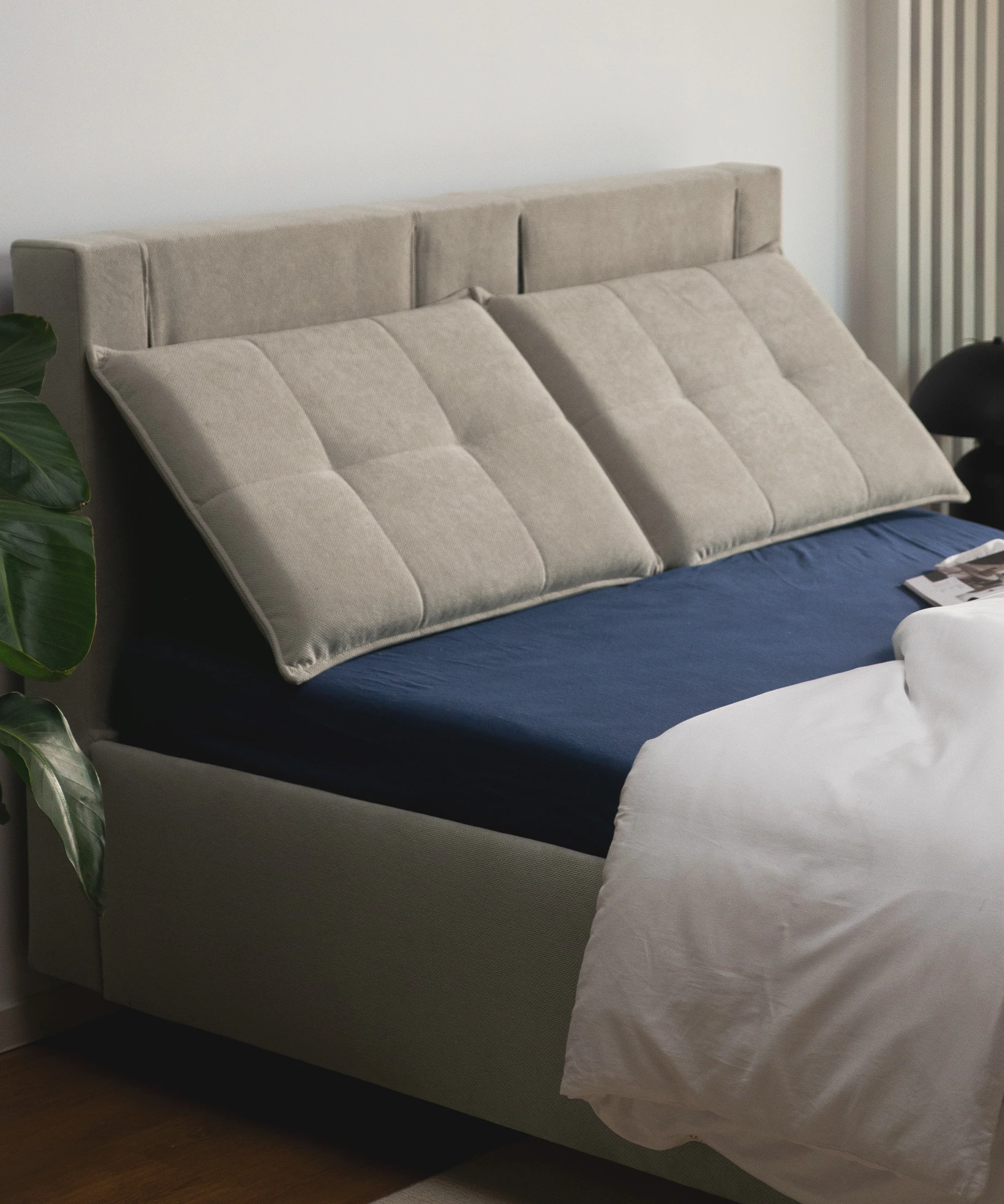 Łóżko tapicerowane z regulowanymi zagłówkami 160x200 cm Belleo z pojemnikiem ciemnobeżowe szenil hydrofobowy - Image 5