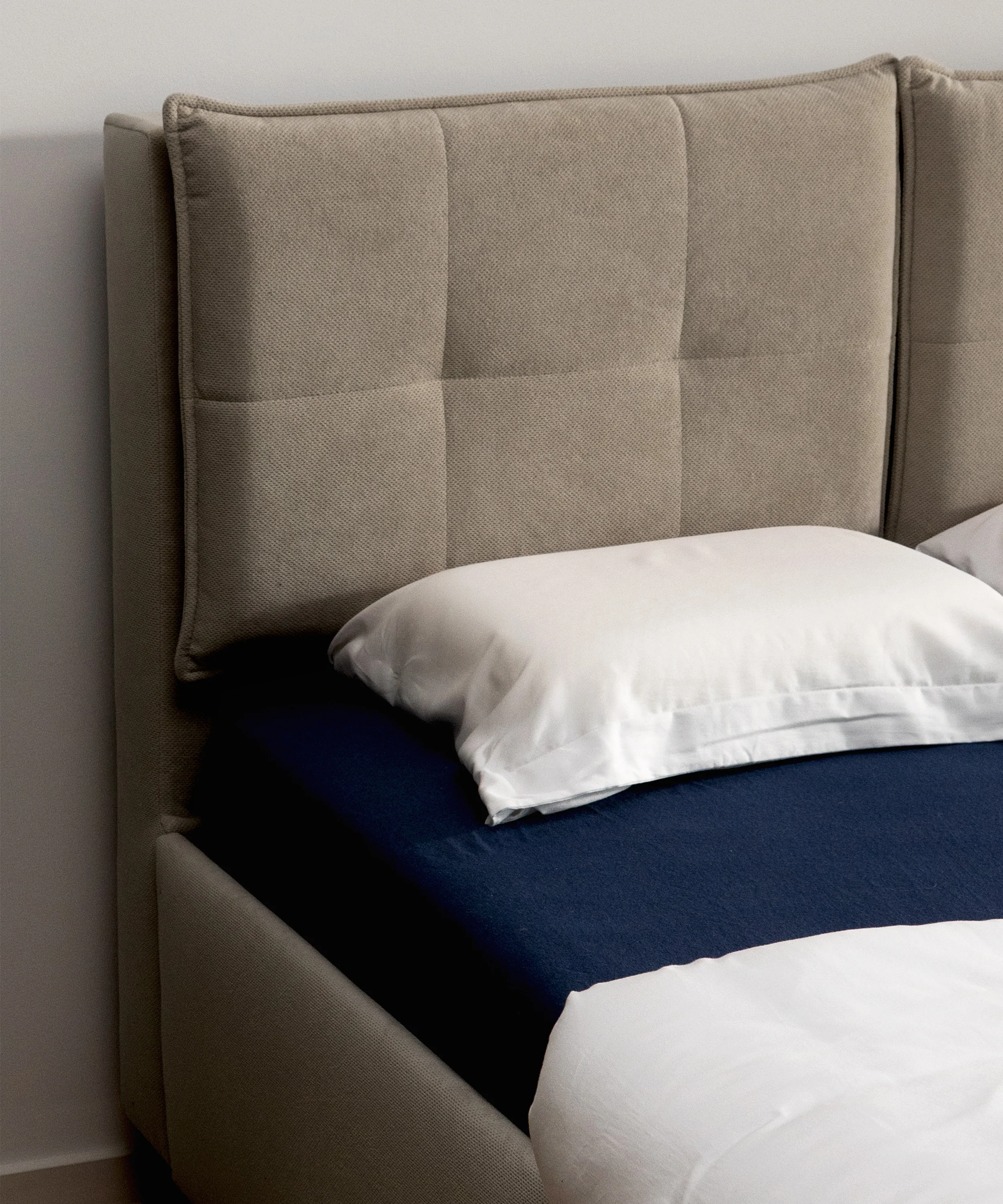 Łóżko tapicerowane z regulowanymi zagłówkami 180x200 cm Belleo z pojemnikiem ciemnobeżowe szenil hydrofobowy - Image 6