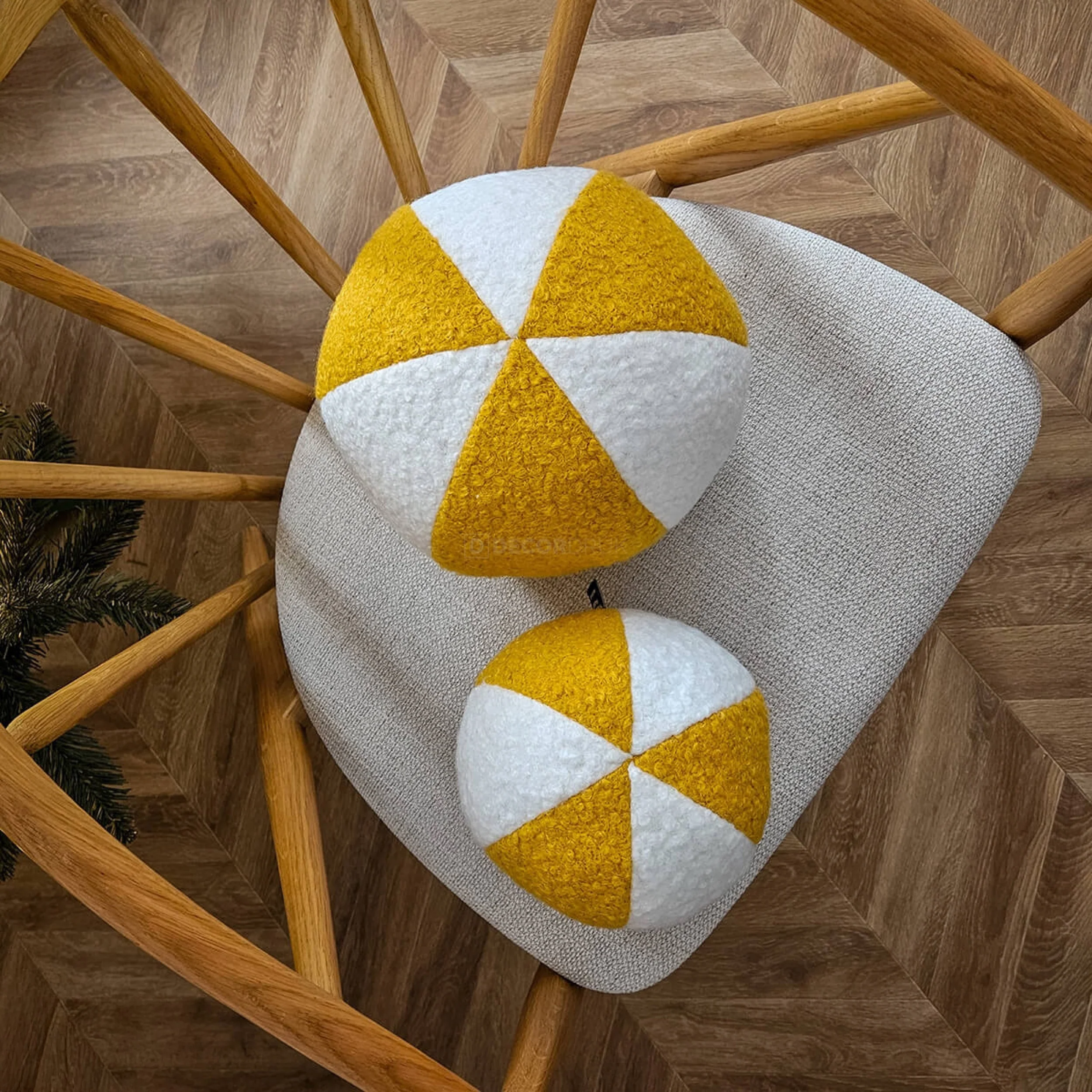 Poduszka dekoracyjna Soft Loop 20 cm kula biało-musztardowa - Image 2