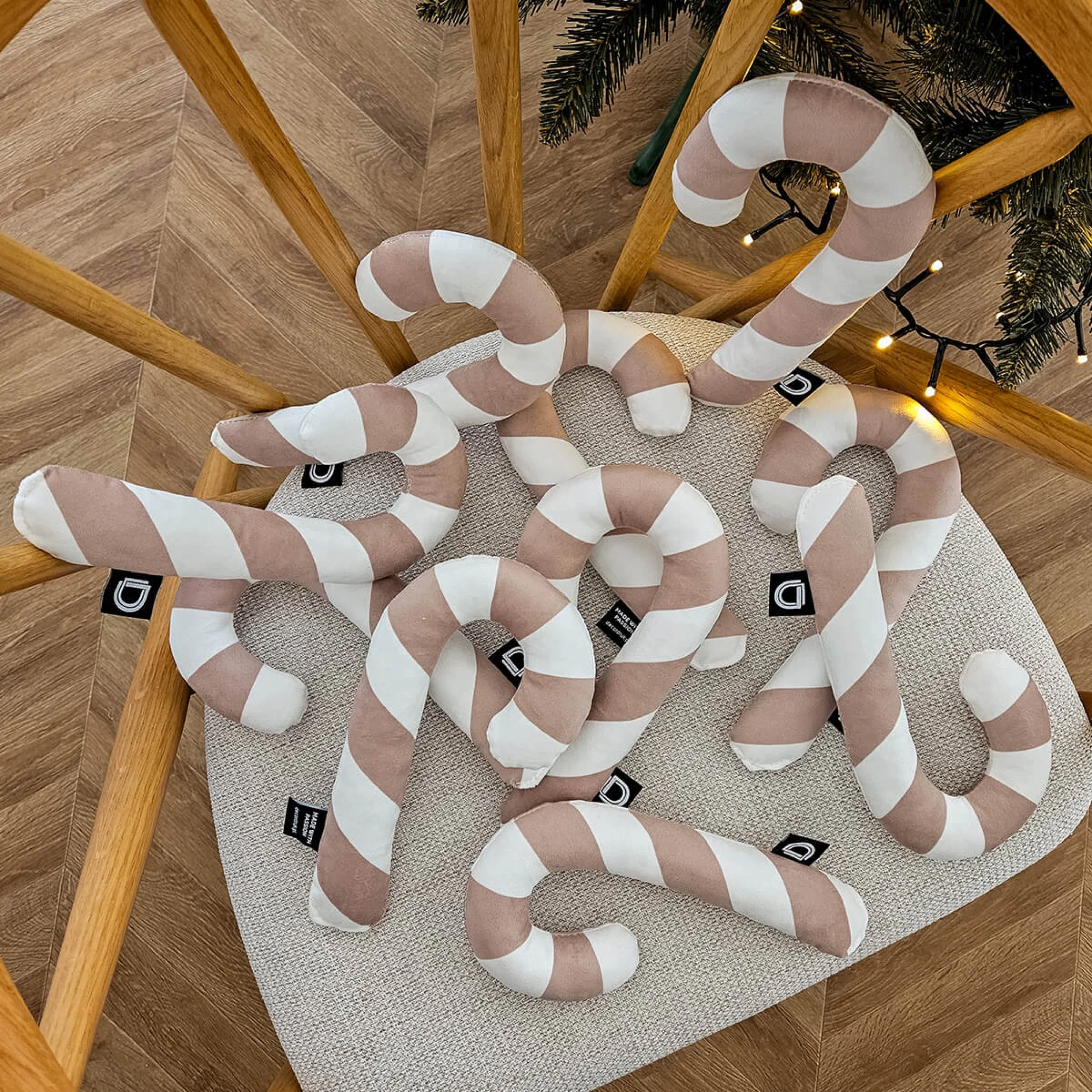 Poduszka XMAS 24 cm piaskowa laska cukrowa - Image 3