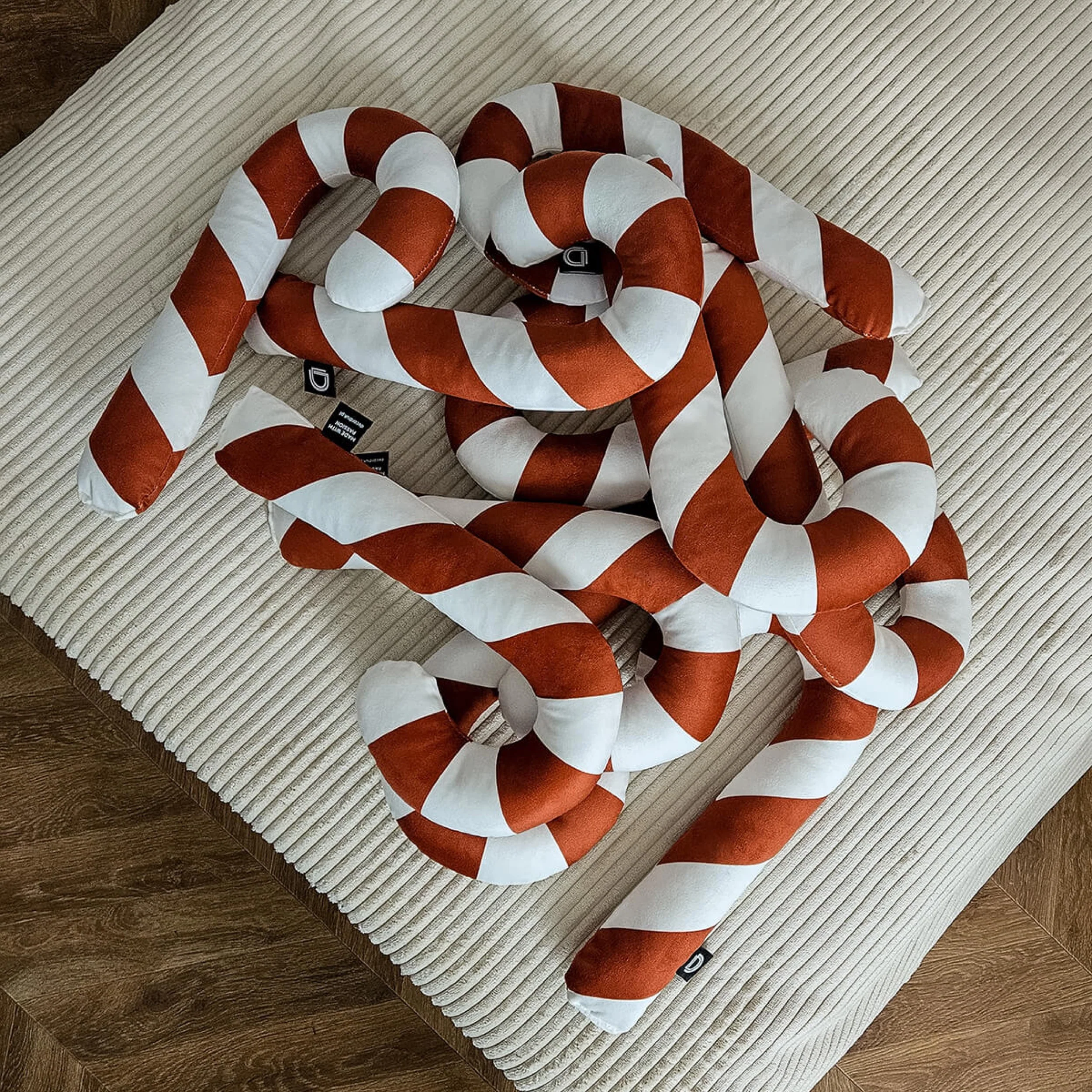 Poduszka XMAS 34 cm karmelowa laska cukrowa - Image 3