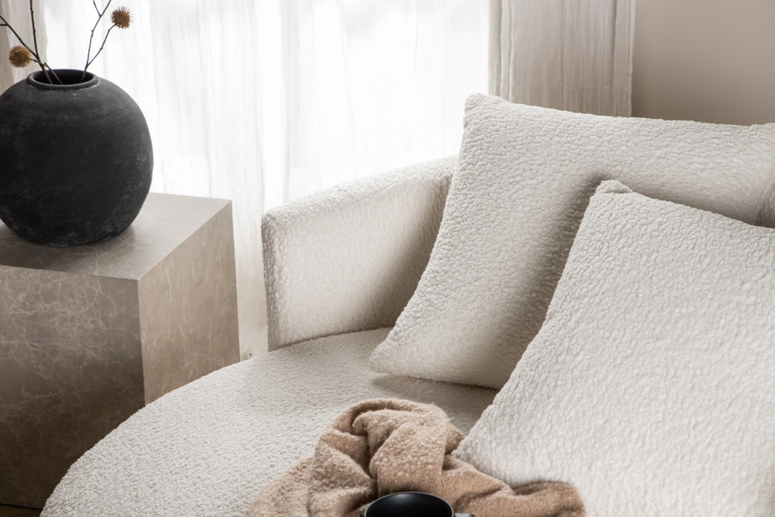 Sofa dwuosobowa Suppine biała w tkaninie boucle - Image 4