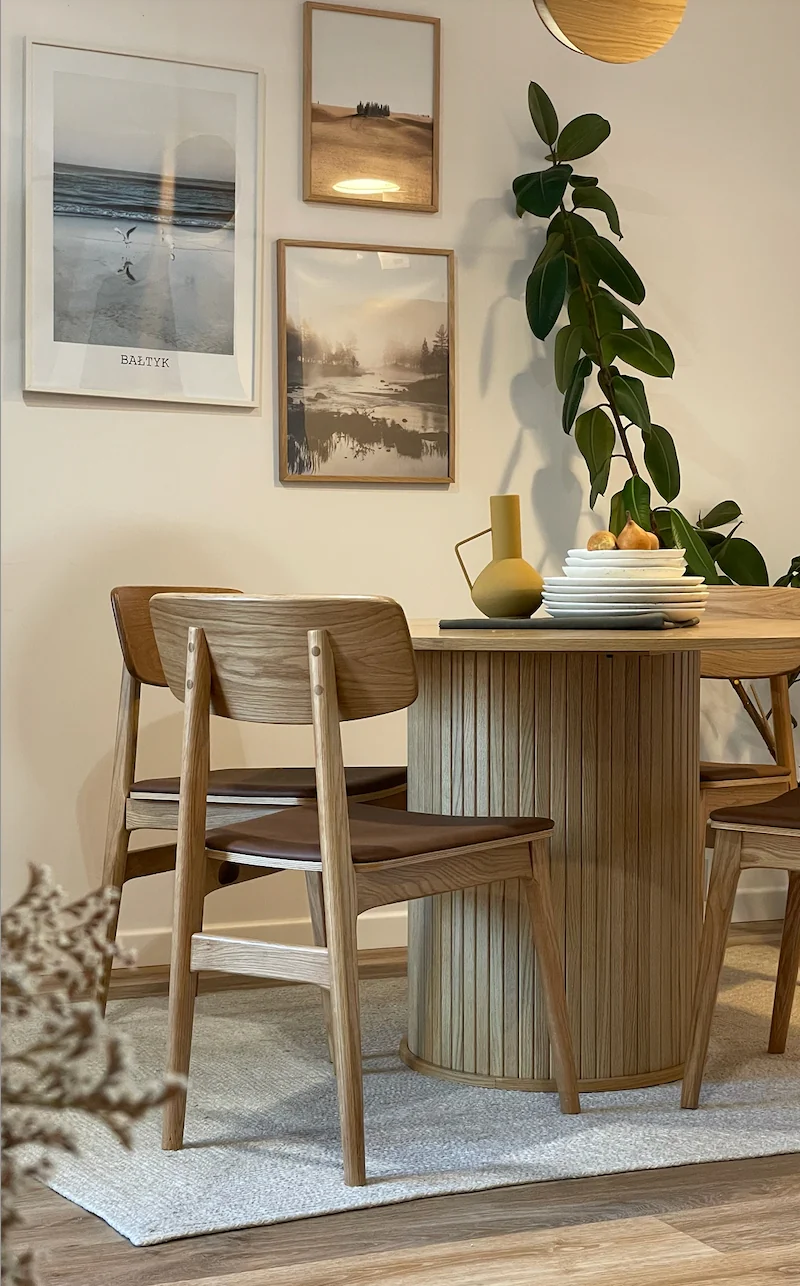 Stół okrągły Gativel 120 cm z okrągłą podstawą lamele dąb naturalny - Image 2