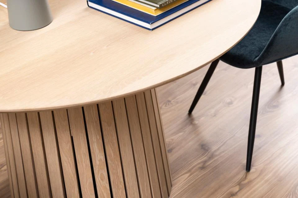 Stół okrągły Gimmar dąb bielony z lamelową podstawą 120 cm - Image 9