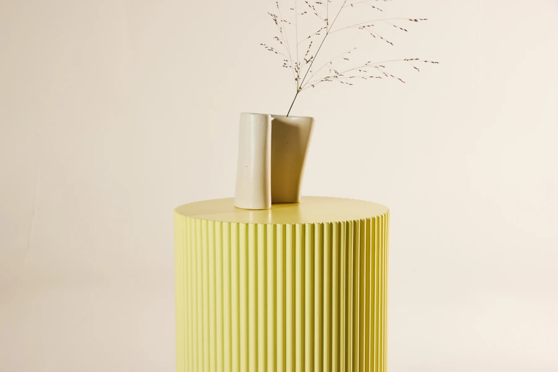 Stolik boczny Lenox okrągły 31 cm żółty - Image 3