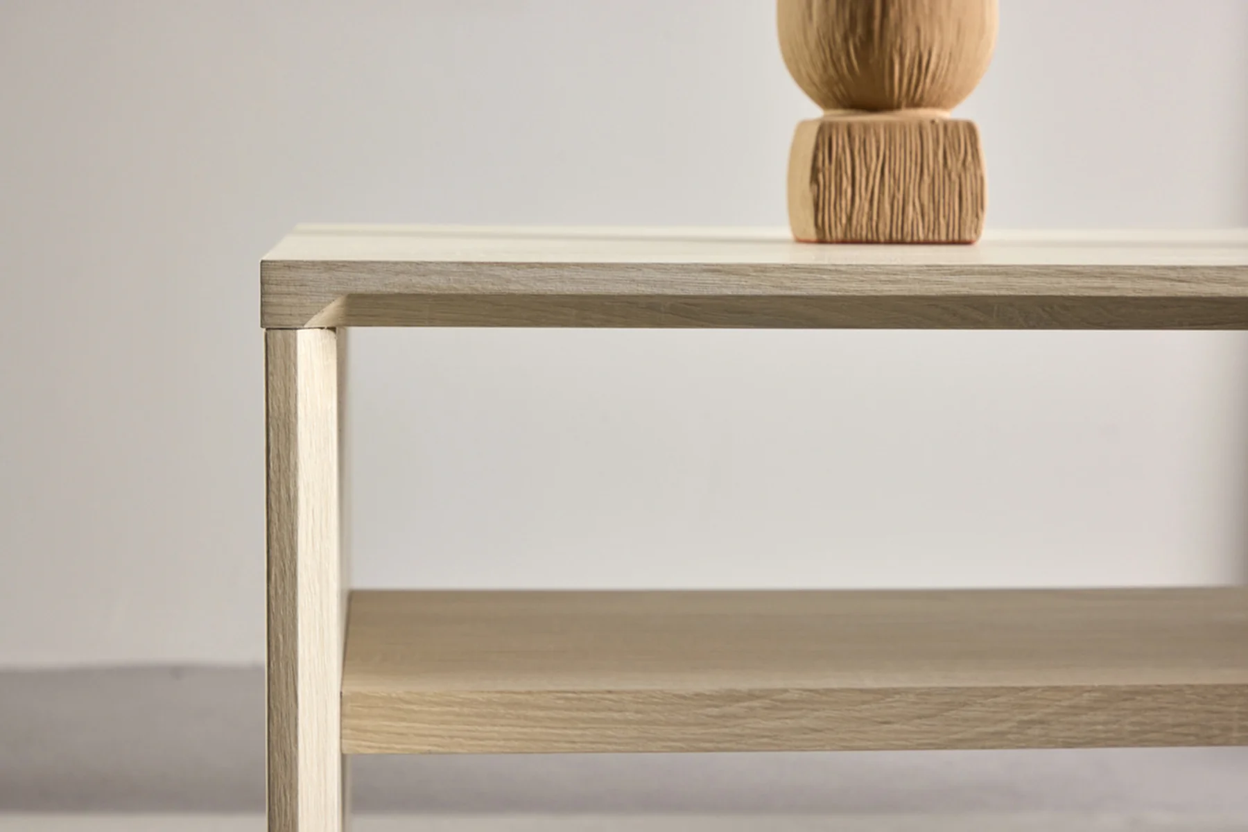 Stolik kawowy Lorren 100x50 cm dąb bielony z półką - Image 3