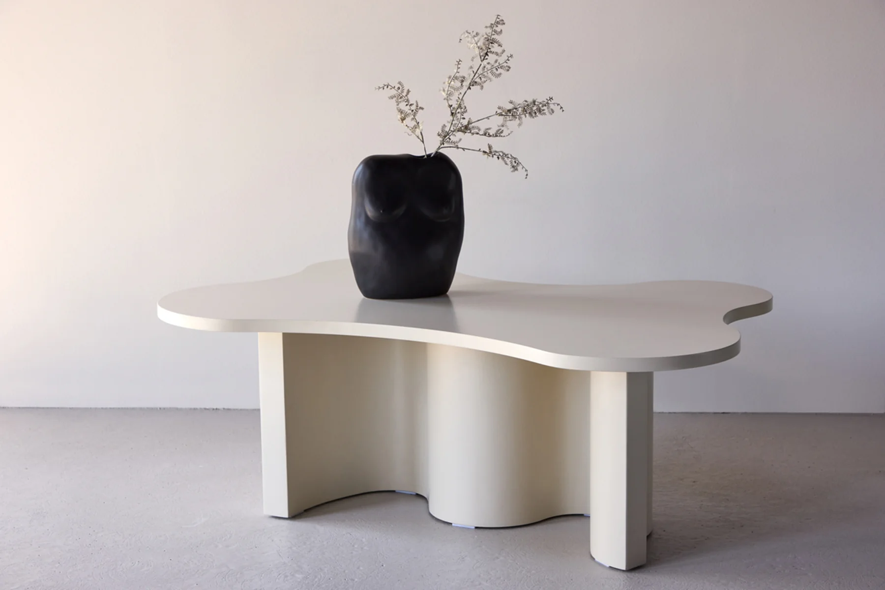 Stolik kawowy Rinae 120x80 cm beżowy z blatem o nieregularnym kształcie - Image 2