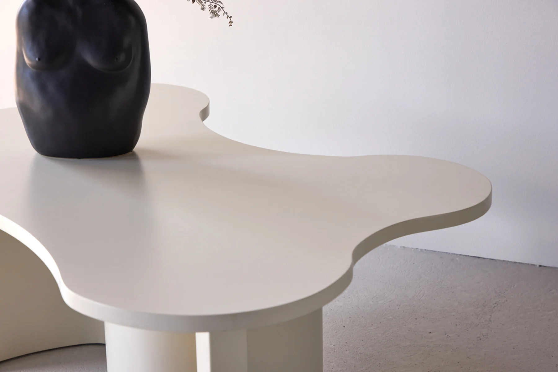 Stolik kawowy Rinae 120x80 cm beżowy z blatem o nieregularnym kształcie - Image 3