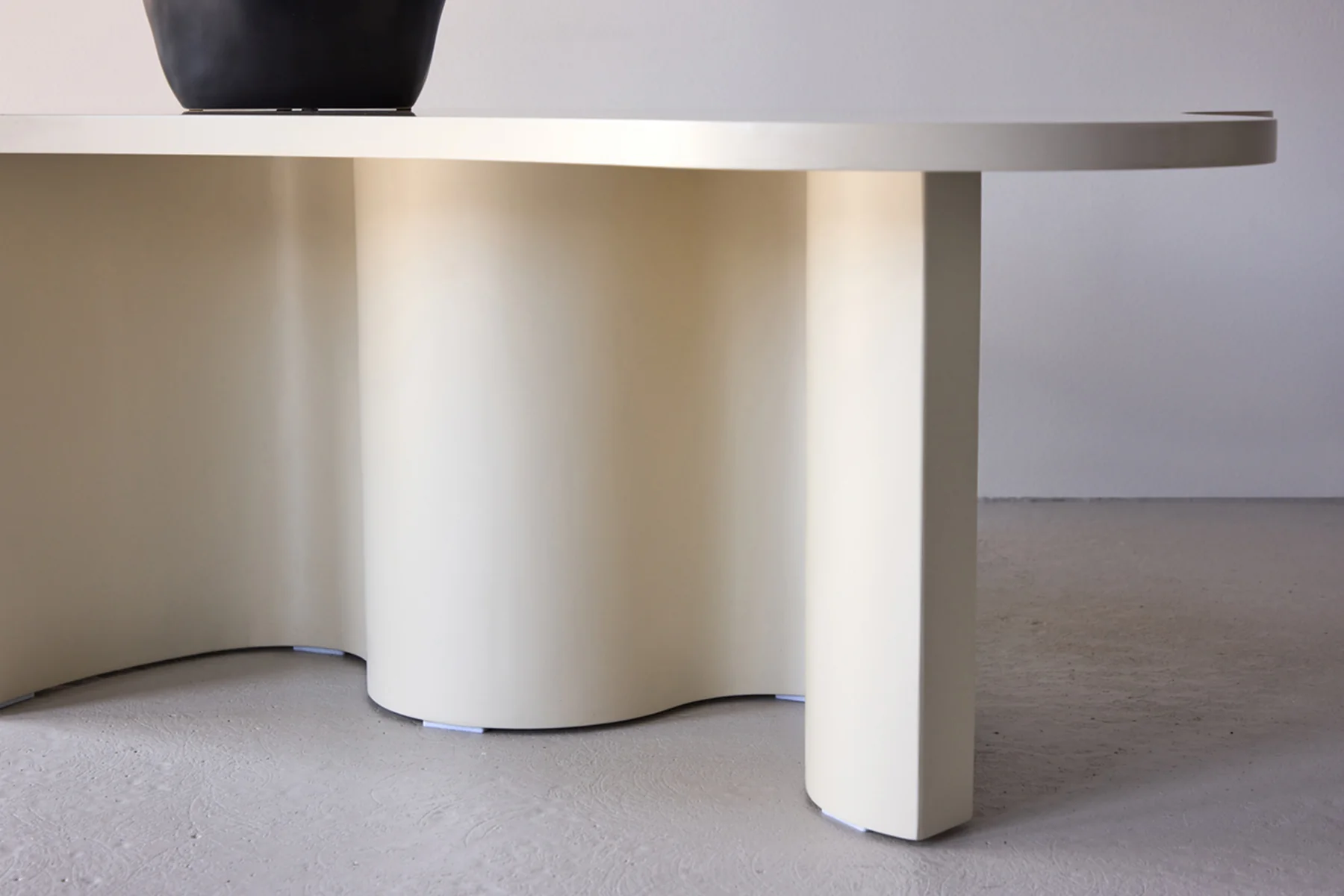 Stolik kawowy Rinae 120x80 cm beżowy z blatem o nieregularnym kształcie - Image 4