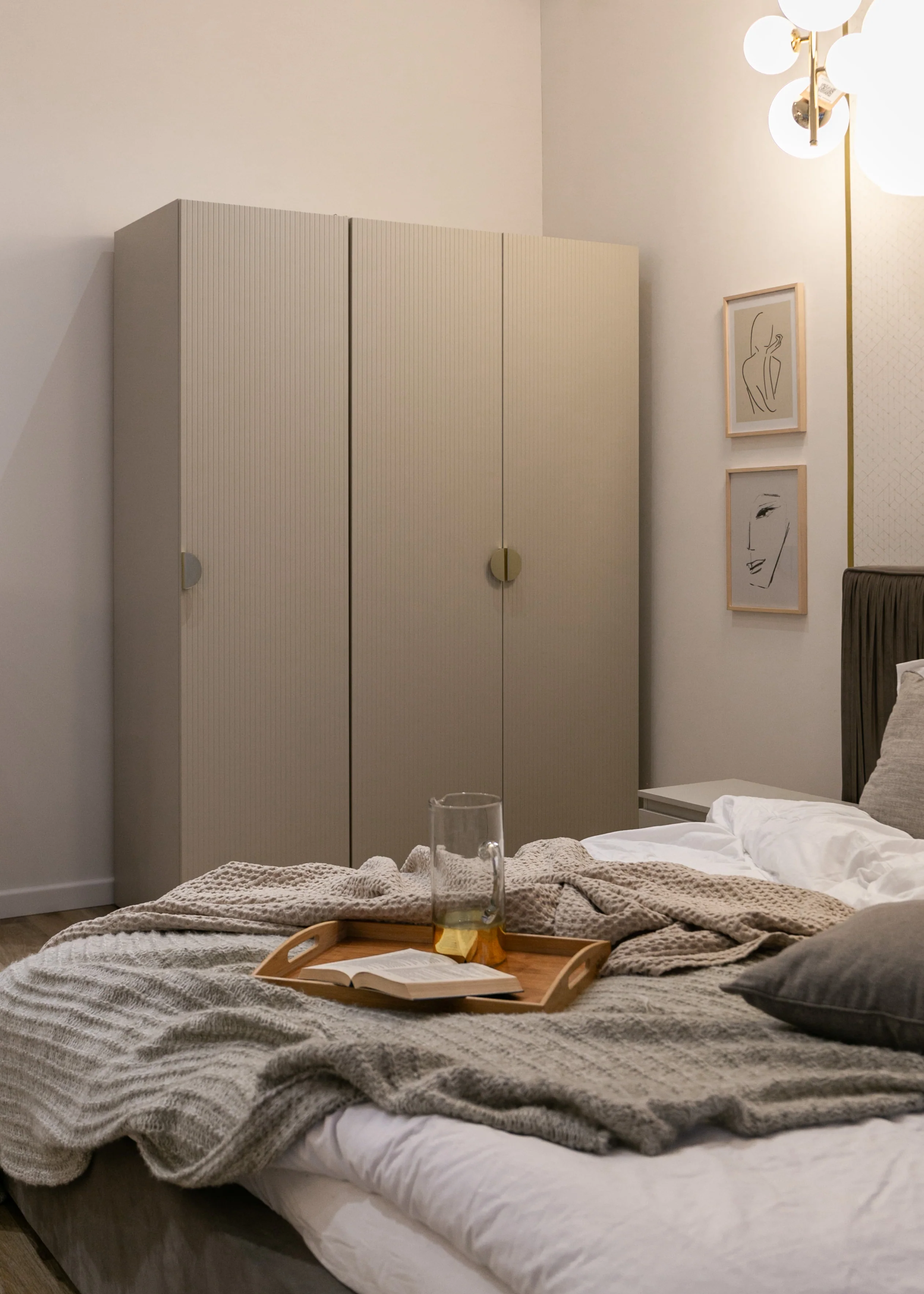 Szafa trzydrzwiowa Moonir z drążkiem i półkami 150 cm Szary beż - Image 4