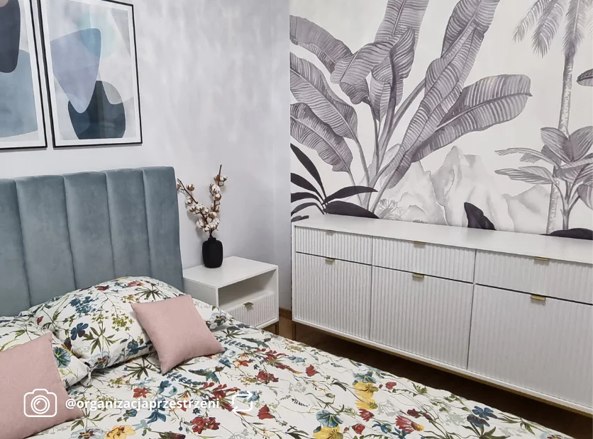 Szafka nocna Vellore 54 cm biała z ryflowanym frontem i złotym stelażem - Image 3