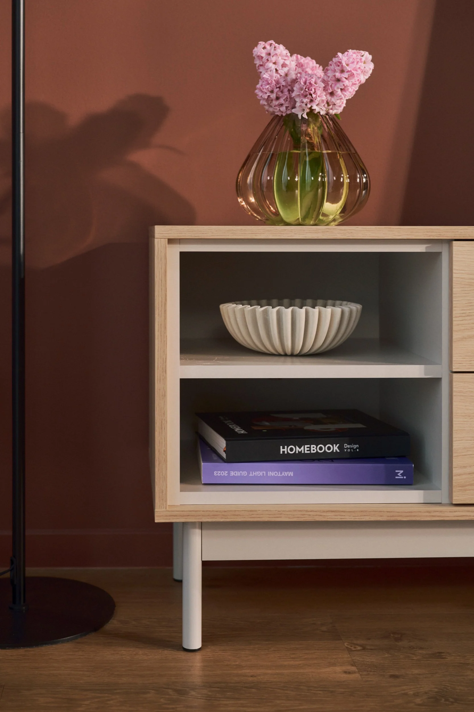 Szafka RTV jednodrzwiowa Layen z dwiema szufladami i trzema wnękami 138 cm dąb lindberg/kaszmir - Image 10