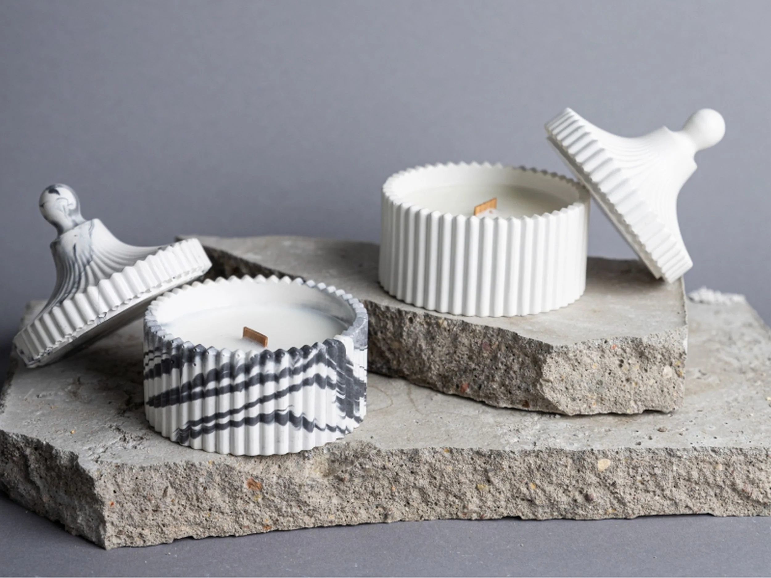 Zestaw 2 świec sojowych Grace Wood & Sea Salt marmurowy gips - Image 6